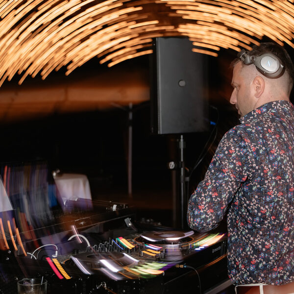 Warum die musikalische Begleitung entscheidend für die Stimmung auf euren Hochzeitsfotos ist.